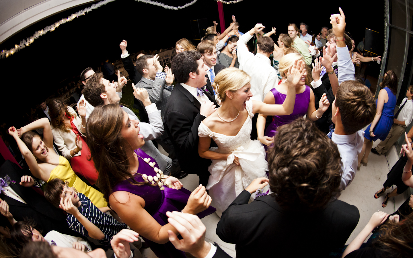 Веселая танцевальная для гостей. Дискотека на свадьбе. Свадебный танец. Свадьба вечеринка. Диджей на свадьбе.